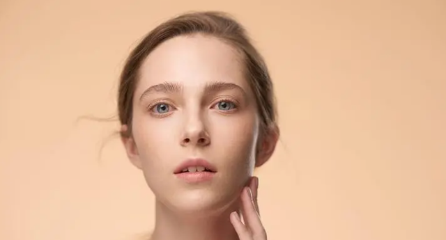 染什么颜色能盖住红色，黑棕色头发图片效果（教你一招，轻松打造呼吸感底妆）