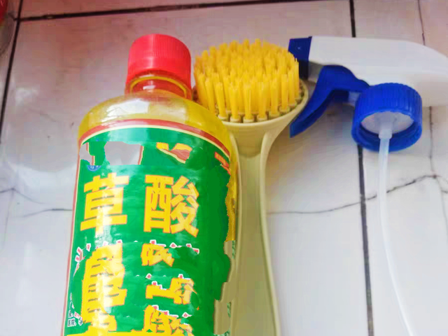 洗厕所污垢用什么最好，厕所污渍用什么处理最有效（这些方法简单又实用）