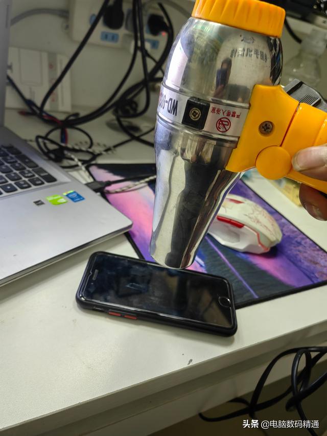 手机进水了开不了机怎么处理方法，手机进水开不了机怎么办（手机不小心进水了应该如何紧急处理）