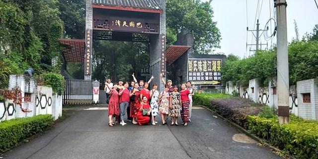 成都和重庆的区别，成都好玩还是重庆好玩（重庆和成都哪个城市更好玩）