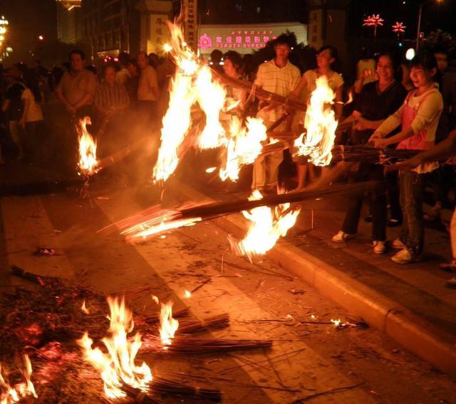 火把节是哪一天，火把节是哪个民族的（那个曾经的狂欢盛宴又回来了）