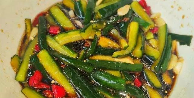 黄瓜条怎么腌制好吃，腌甜黄瓜条怎么腌制好吃（只用盐杀水就错了）