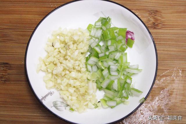 青菜豆腐怎么炒，怎样炒青菜好吃（牢记别直接下锅炒豆腐）