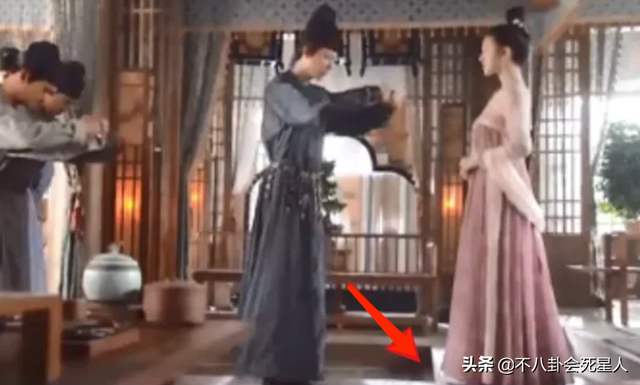 矮个女星谎报身高，穿高跷、垫木板、踩箱子，一拍戏就原形毕露