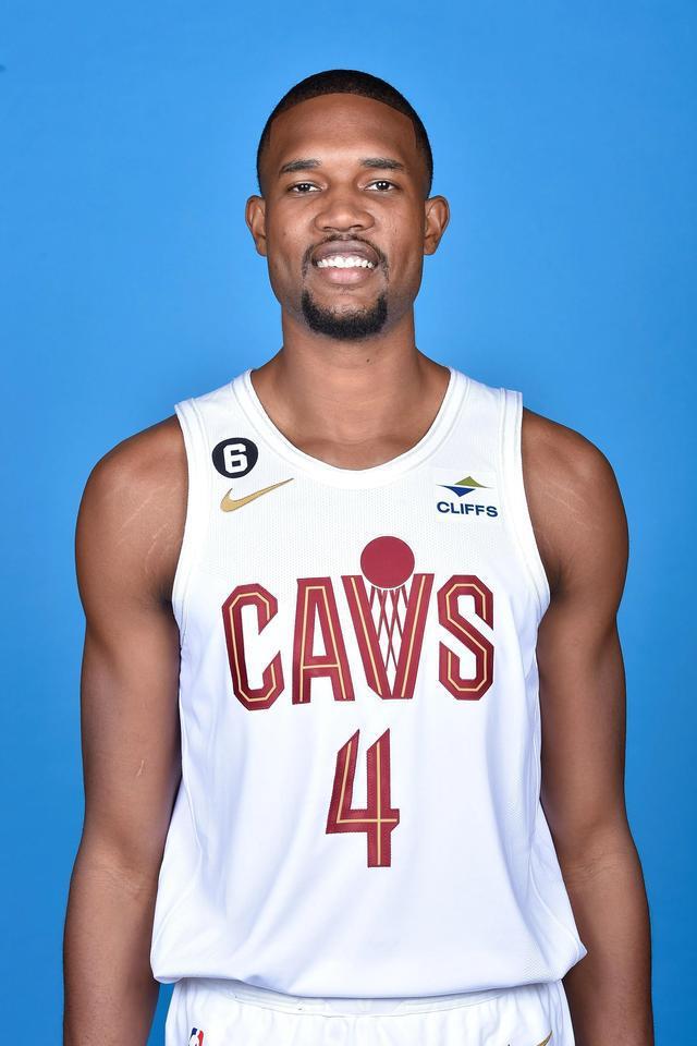骑士队球员名单，骑士队现在的球员名单（NBA新赛季骑士队晒出首发五虎定妆照）