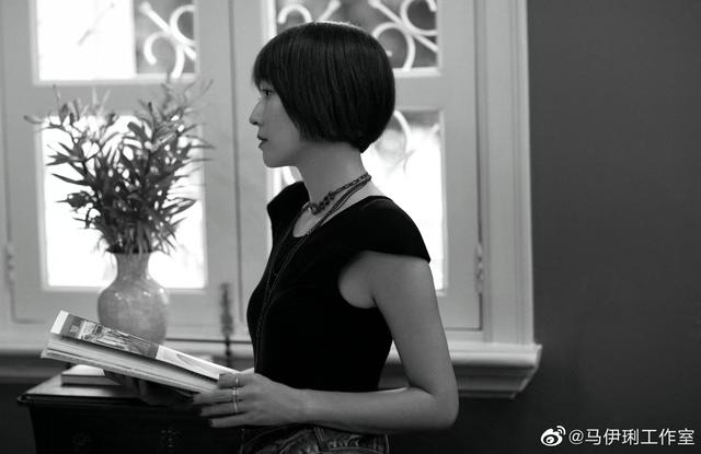 马伊琍今年新发型，穿牛仔裙简约显气质