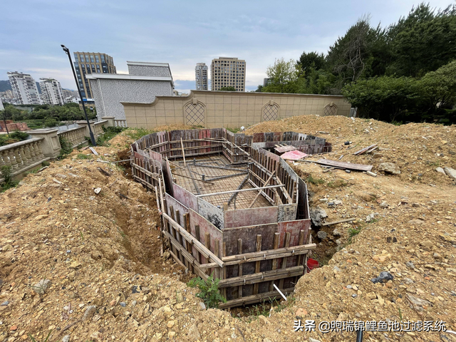 养鱼池塘怎么建，室内养鱼场如何建造（最完整的锦鲤鱼池设计建造详细步骤）