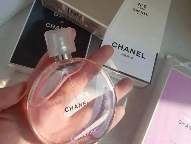 香奈儿粉色邂逅，香奈儿邂逅香水价格表（香奈儿香水的味道究竟有多好闻）