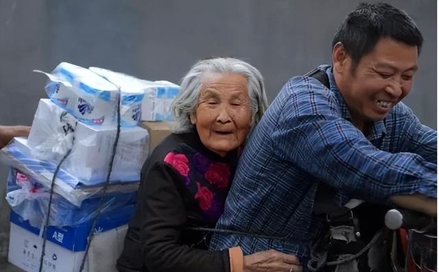 男生穿女装的经历，被发现穿女装的尴尬经历（只为哄痴呆母亲开心）