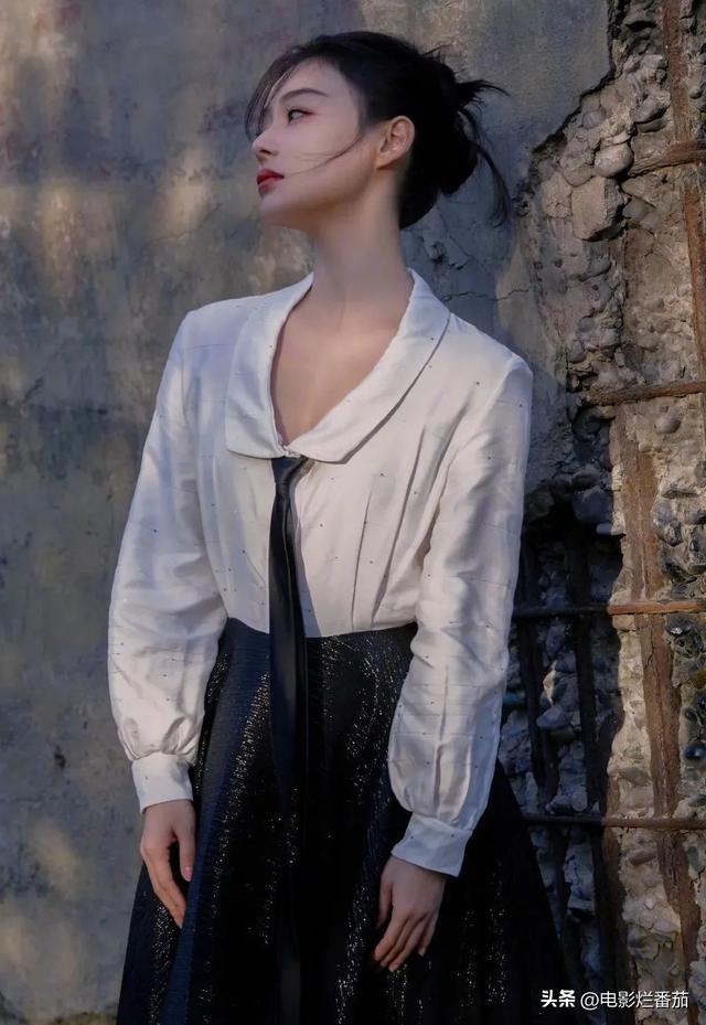 一打扮就惊艳的女生，什么人是一打扮起来就很惊艳的（热依扎黑寡妇造型揽大奖）