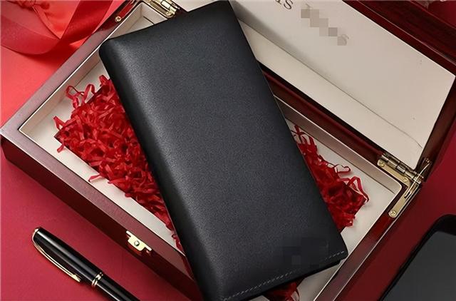 女儿18岁成人礼父母应该送什么礼物，父母送女儿成年礼礼物（18岁成人礼有纪念意义的礼物）