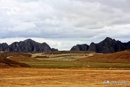 柴达木盆地位于哪个高原，四大高原是哪四大高原（属封闭性的巨大山间断陷盆地）