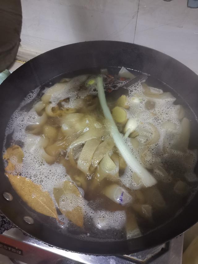 制作肉皮冻方法，肉皮冻最正宗的做法和步骤（猪皮冻家常做法）