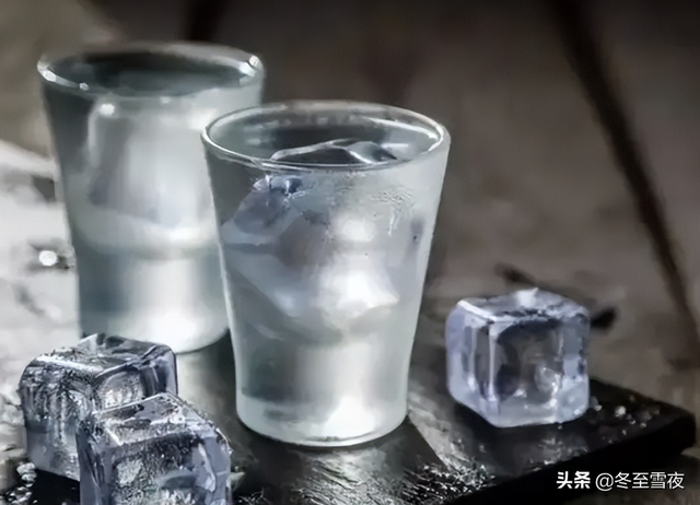 冰白酒喝了会怎么样，白酒冰着喝会怎样（但这3个“坏处”要了解）