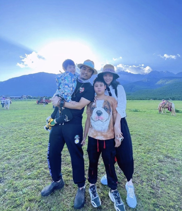 张龄之（章龄之），我女儿叫张龄之的名字怎么样（章龄之结婚十周年晒全家福）