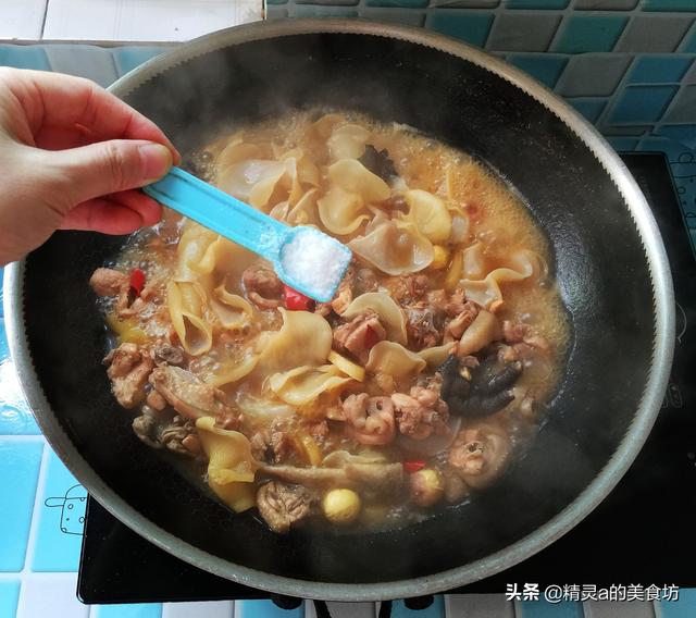 玉木耳怎么吃，木耳可以煮汤喝吗（这一道菜要多做给家人吃）