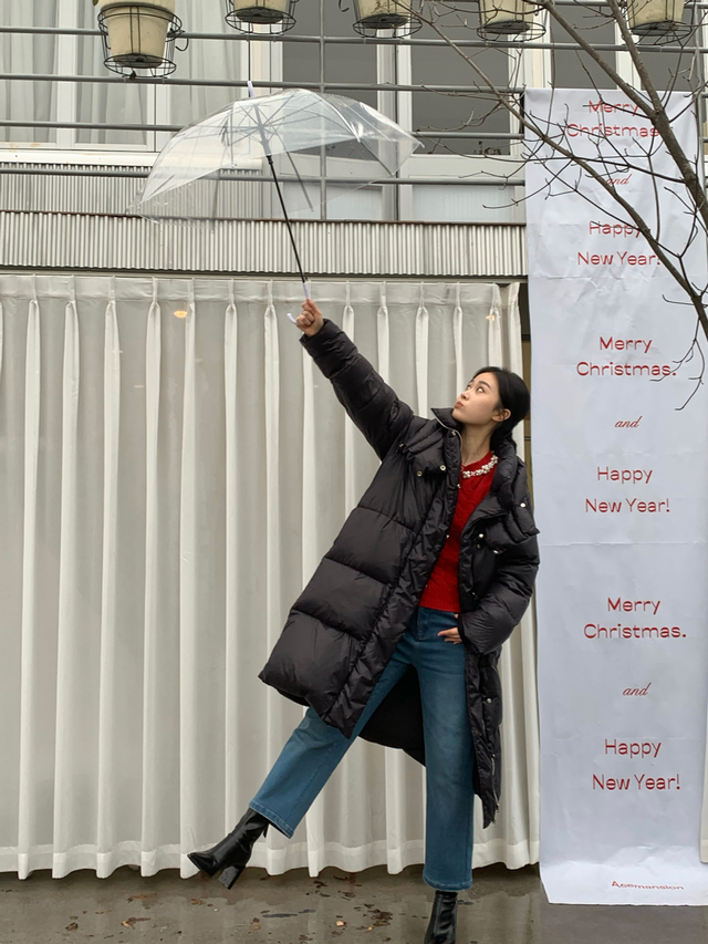 长款卫衣下面搭配什么，卫衣长款下身搭配图片（今年冬天长款羽绒服搭配这4款“下装”）