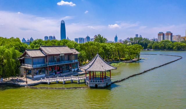 大明湖在哪里个城市，大明湖畔是什么意思（初秋的大明湖到底有多美）