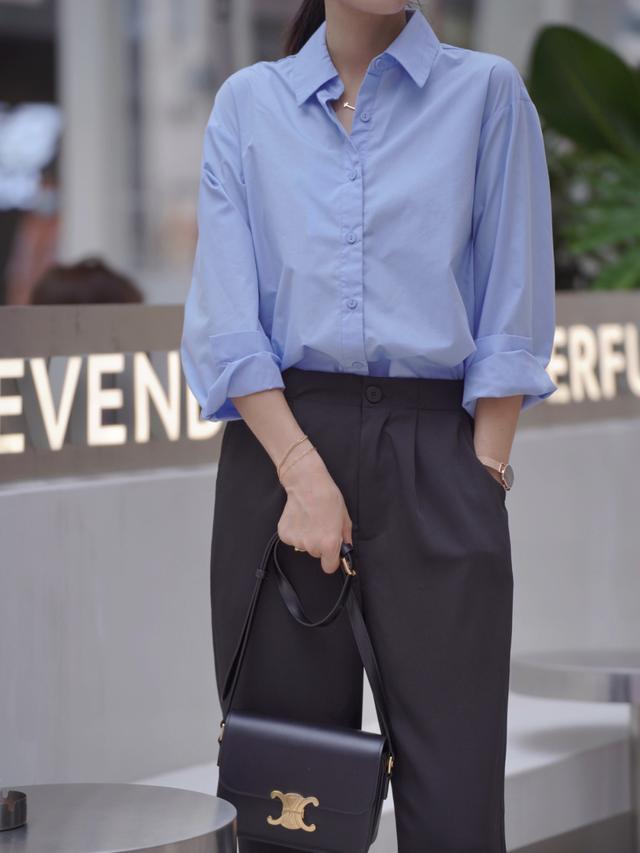 蓝色西装配什么颜色的衬衫，蓝色西装配什么颜色的衬衫男（蓝色衬衫搭配西装裤、短裤）