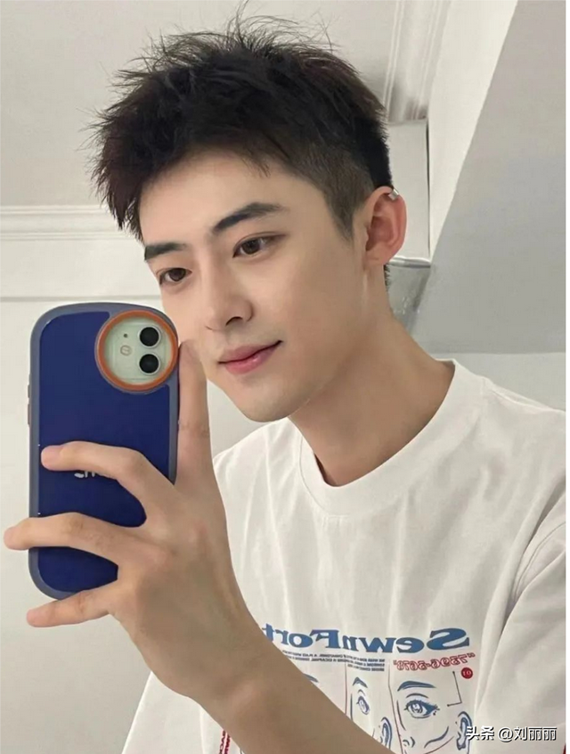 男生发际线高适合什么发型，发际线高适合什么头发（超帅的男士发型）