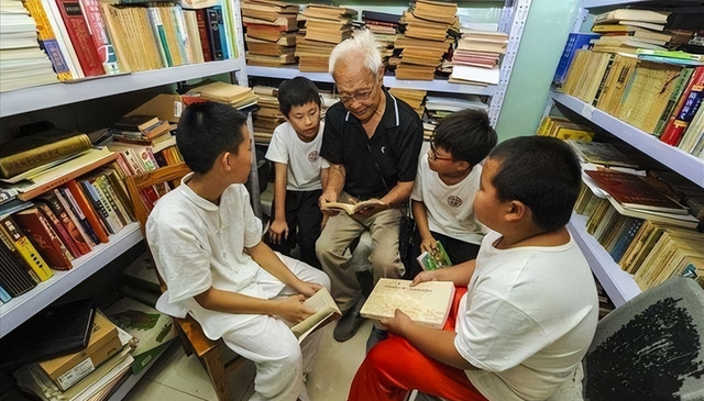 孩子性格懦弱是什么原因，孩子性格懦弱是什么原因导致的（孩子没主见胆小懦弱没出息）
