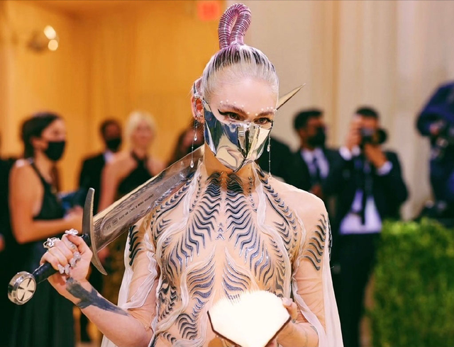 施华洛世奇水晶灯，客厅吊水晶灯好不好（好莱坞红毯太大胆）