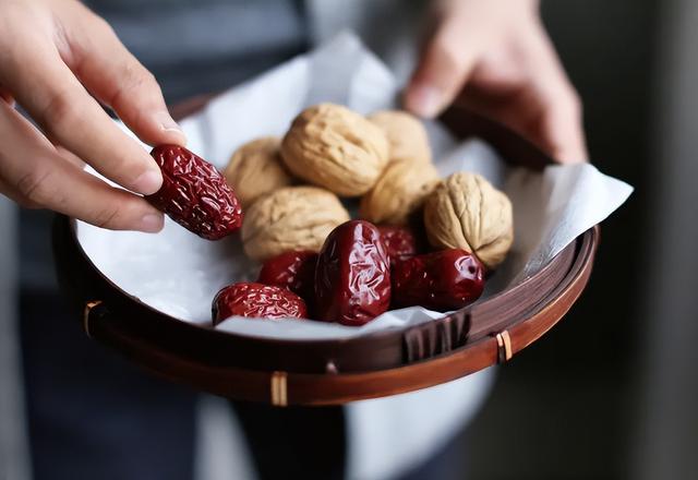 女人喝坚果藕粉的好处，坚果藕粉的功效与作用（建议女人：生活不要太节俭）