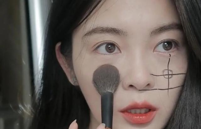 腮红的正确打法，7种脸型的腮红打法（别人画腮红氛围感满满）