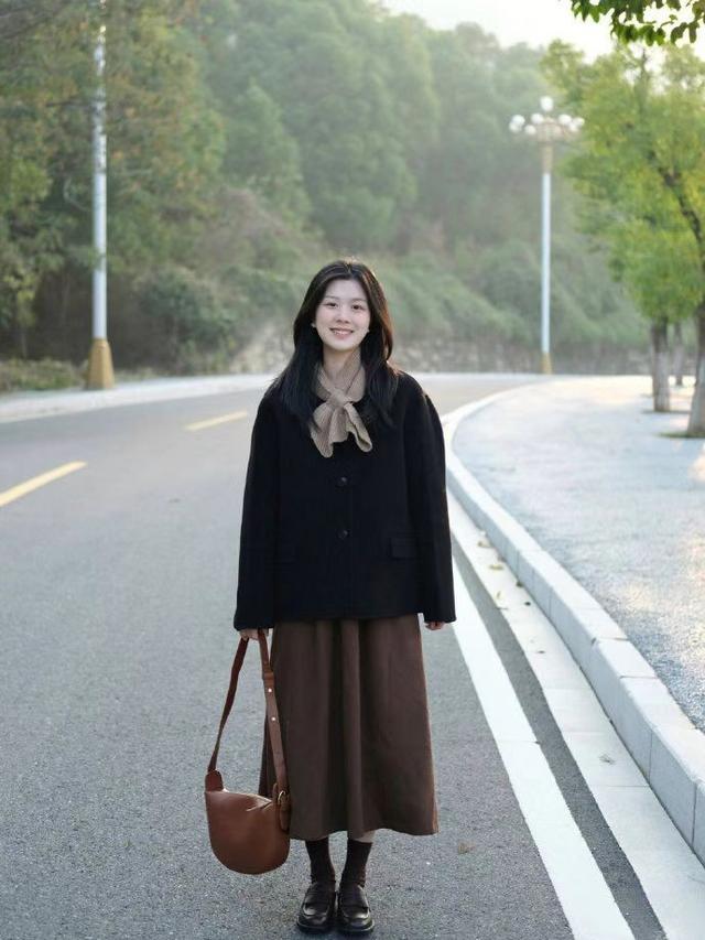 更受时髦精的青睐,它既可以展现细腰,也能遮盖住胯宽,显身材效果一举