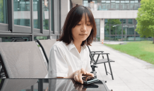 屏幕没坏但屏幕滑不动，vivo手机屏幕没坏但屏幕滑不动（只要5999元的moto刀锋折叠屏）