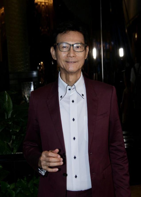 郑少秋可以说是年龄非常大了,已经76岁高龄的他,一点看不出70多岁的