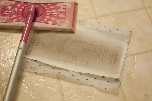 用啥拖地又干净又亮，水中加什么拖地最干净（几样东西混起来）