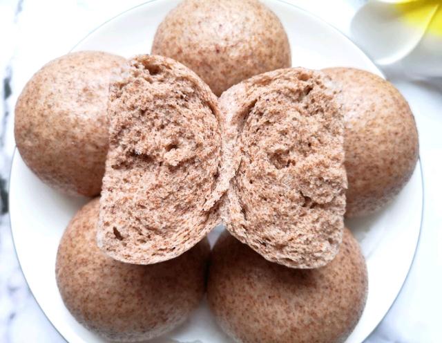 黑馒头是什么面做的,黑色馒头用什么和面(零失败的黑麦粉馒头)