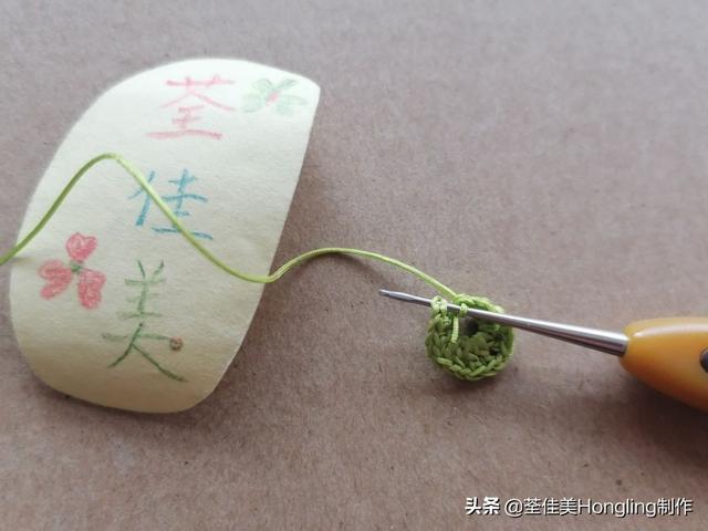 钩针编织小花朵，钩针编织花朵简单易学（新手半个小时就可以钩出来送给自己）