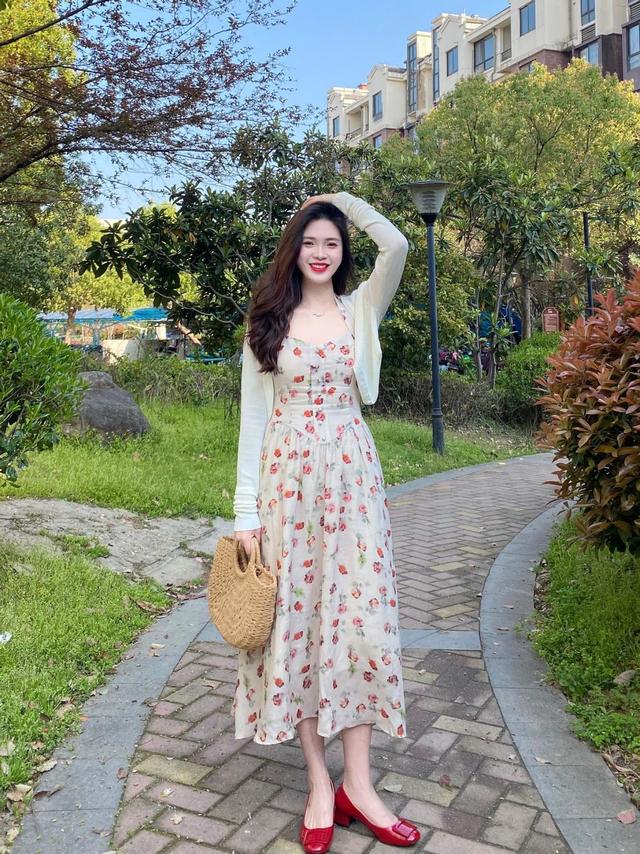 今年最流行碎花裙你学会搭配了吗，一到夏天碎花裙又卷土重来