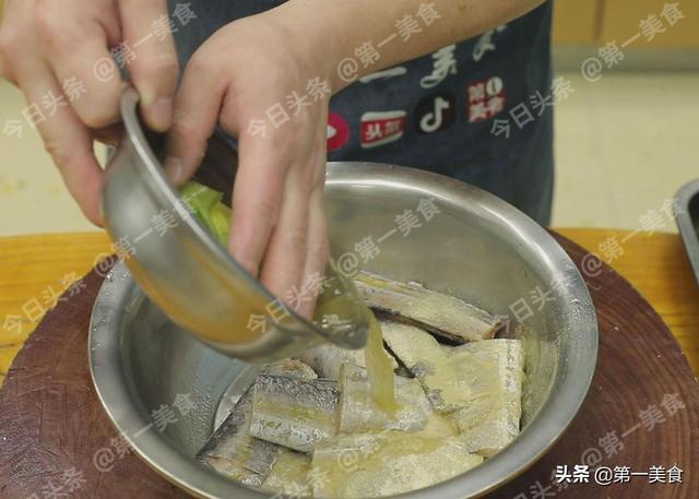 炸带鱼的方法步骤，炸带鱼的做法步骤（煎带鱼的做法和步骤）
