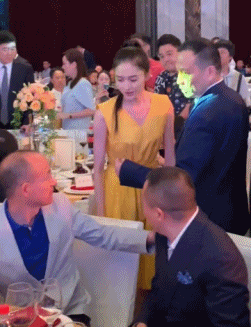 圈内聚餐太现实！李冰冰与博纳老总同席，四线小花弯腰向大佬示好