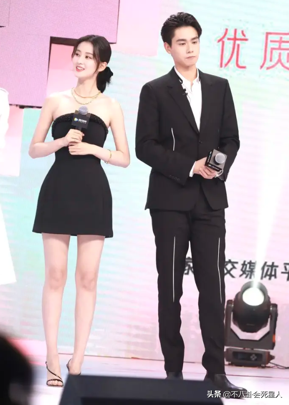 矮个女星谎报身高，穿高跷、垫木板、踩箱子，一拍戏就原形毕露