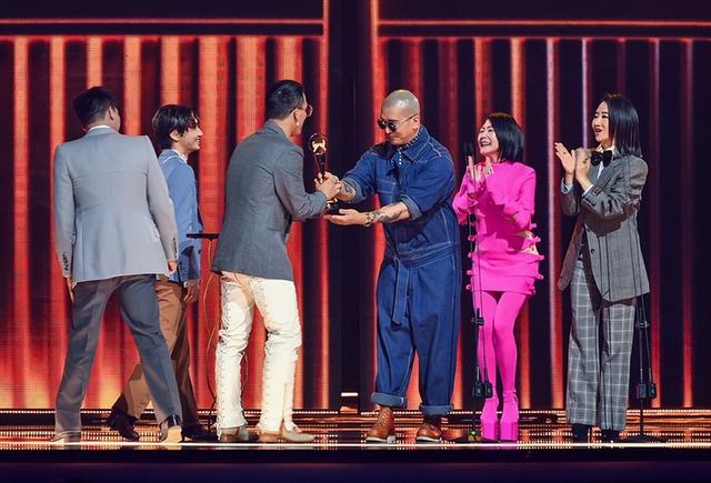 华伦天奴小s礼服，小S一身Valentino出席活动