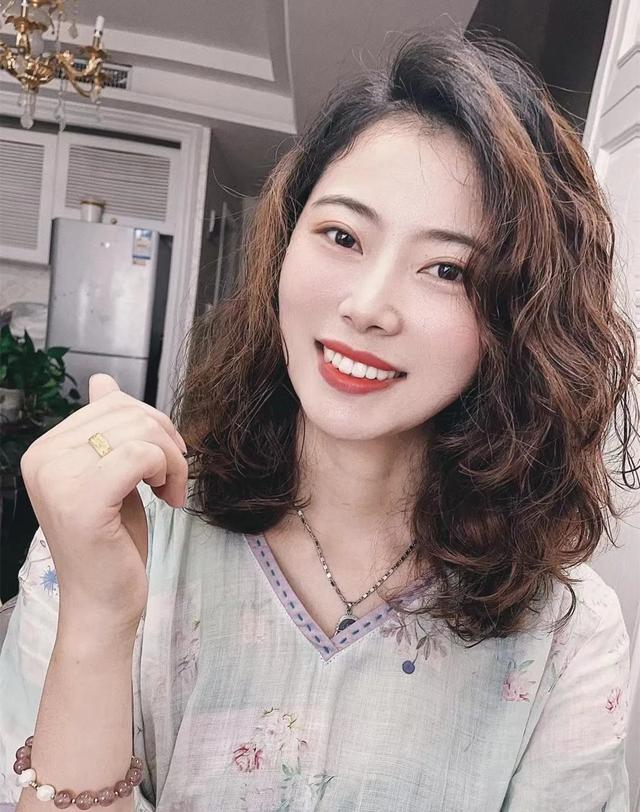 烫发可以提升发型的时髦感,拉高颜值和气质,但选择了不适合自己的卷发