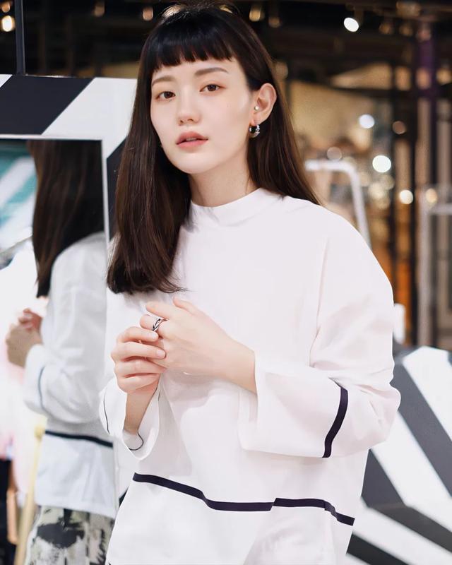 圆脸适合什么眼镜，圆脸适合什么眼镜框女（不同脸型适合什么样的配饰）