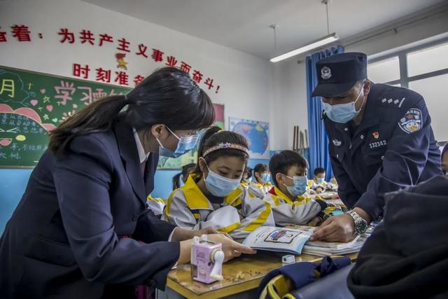 乌鲁木齐铁路运输学校，新疆中专学校有哪些学校（乌铁院联合多部门为学校送去“安全大礼包”）