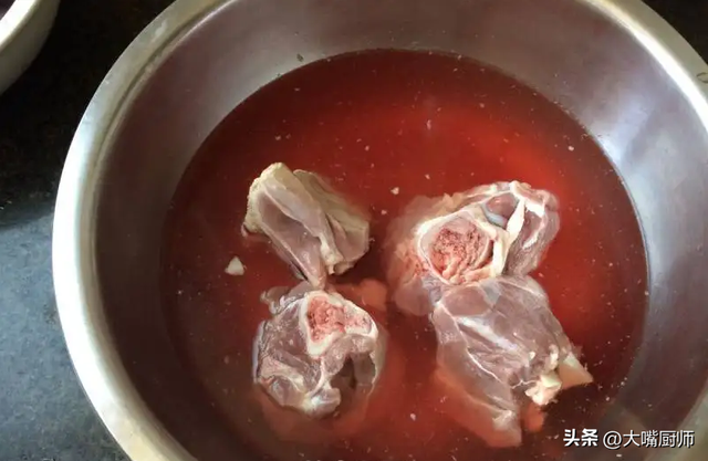 骨头汤怎么熬，病人骨头汤怎么熬（最忌直接加水）