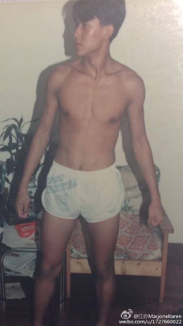 54岁tvb小生近况，54岁TVB肌肉男神晒父子合照