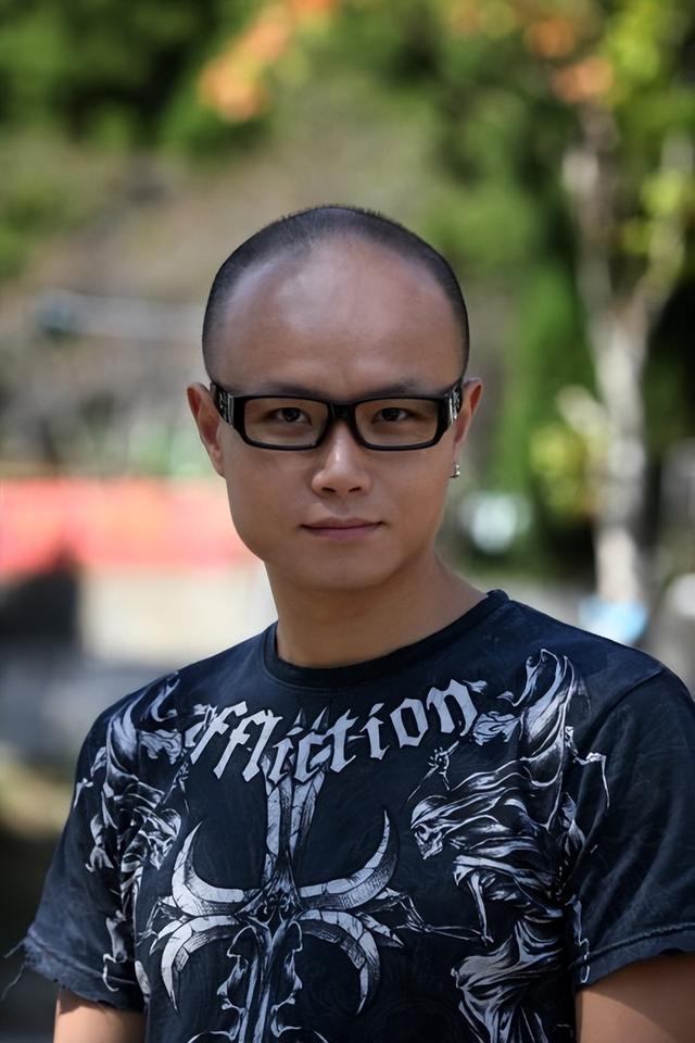 一瓶白酒，一颗“蛋蛋”，“人生导师”乐嘉的毁灭史