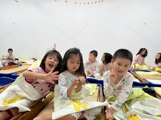 幼儿园毕业文案，幼儿园毕业文案美篇（灿若星河——万婴格林生态幼儿园毕业典礼）