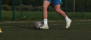 足球防守员的注意事项，足球前锋注意事项（用这四招助你在场上摆脱压力永不丢球）