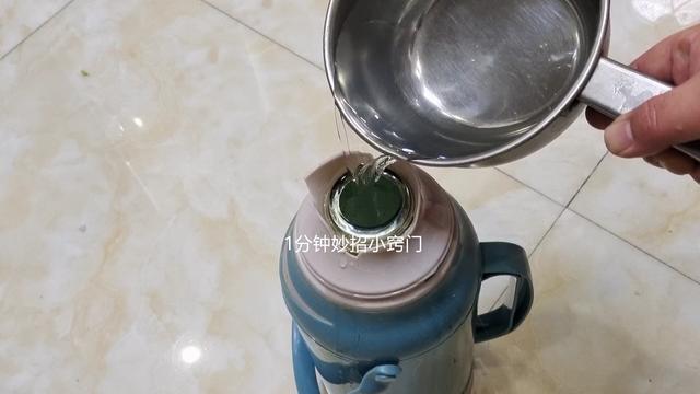 热水瓶内胆水垢怎么去除，热水瓶内胆水垢厚怎么办（只需暖瓶里倒一点）