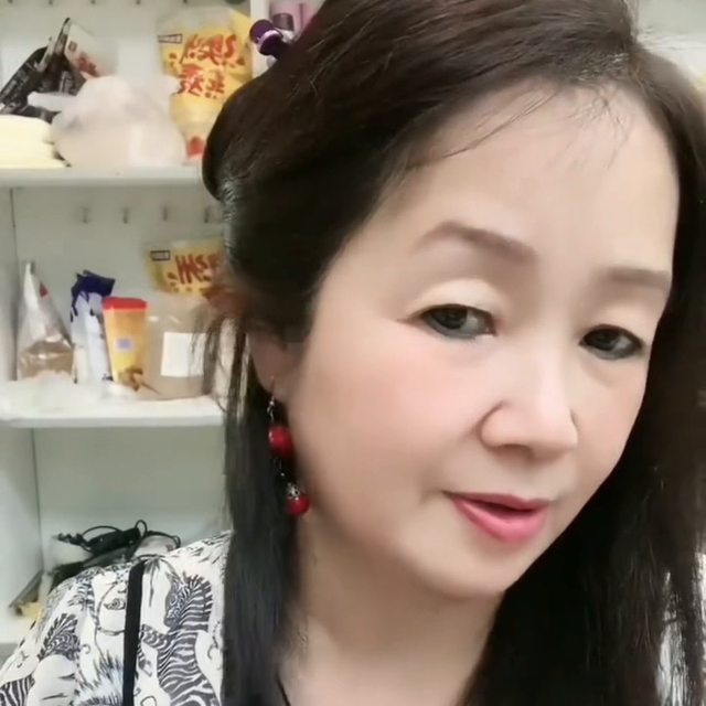 直板夹怎么卷发，直板夹怎么卷后面的头发（直发卷发器使用方法教程#卷发神器）