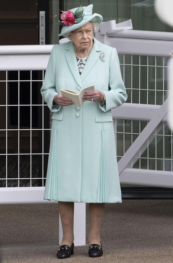 橘色最佳颜色搭配，橘色搭配蓝色（英国女王真是“老来俏”）